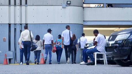 Los empleados p&uacute;blicos trabajan cuatro horas menos y cobran m&aacute;s