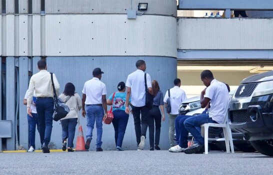 Los empleados p&uacute;blicos trabajan cuatro horas menos y cobran m&aacute;s