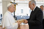 Embajador de la Orden de Malta en RD entrega r&eacute;plica de la piedra de la Catedral al Papa