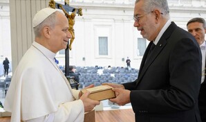 Embajador de la Orden de Malta en RD entrega r&eacute;plica de la piedra de la Catedral al Papa