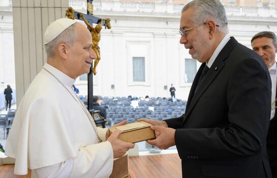 Embajador de la Orden de Malta en RD entrega r&eacute;plica de la piedra de la Catedral al Papa