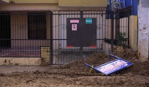 Explosi&oacute;n de tuber&iacute;a de agua provoca da&ntilde;os en viviendas de la zona sur en Santiago