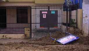 Explosi&oacute;n de tuber&iacute;a de agua provoca da&ntilde;os en viviendas de la zona sur en Santiago