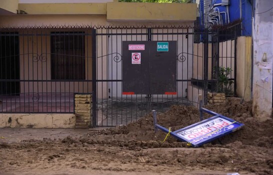 Explosi&oacute;n de tuber&iacute;a de agua provoca da&ntilde;os en viviendas de la zona sur en Santiago