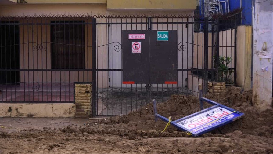 Explosi&oacute;n de tuber&iacute;a de agua provoca da&ntilde;os en viviendas de la zona sur en Santiago