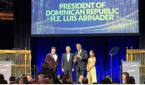 C&oacute;nsul dominicano en Nueva York recibe premio internacional de energ&iacute;a en nombre de Abinader