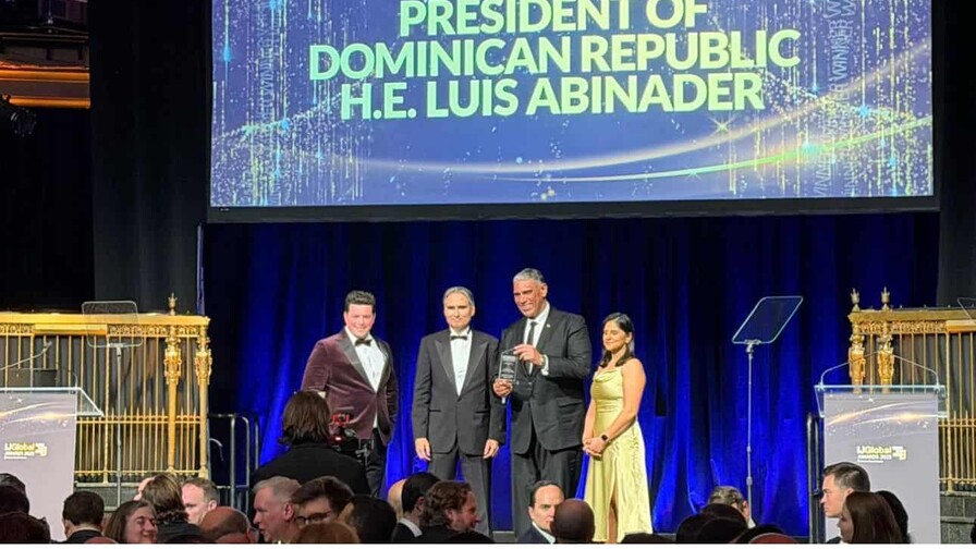 C&oacute;nsul dominicano en Nueva York recibe premio internacional de energ&iacute;a en nombre de Abinader