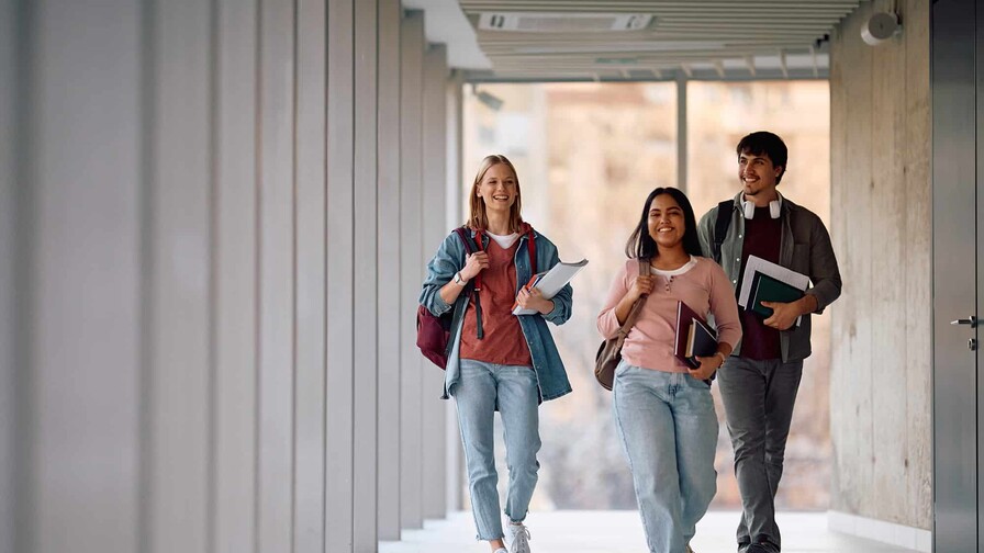 La paradoja del creador: Due&ntilde;os de la IA inducen a sus hijos a estudiar humanidades