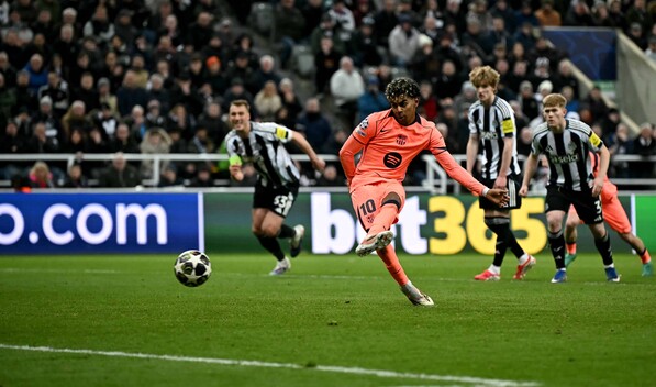 Un Barcelona gris sobrevive en Newcastle gracias a la sangre fr&iacute;a de Lamine