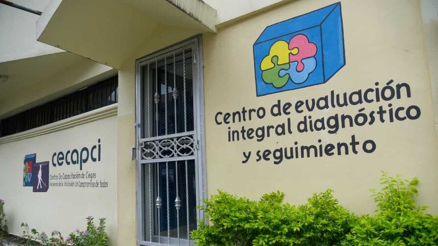 Cierre de centro en Santiago deja sin atenci&oacute;n a cientos de personas con discapacidad visual