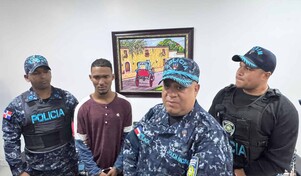 Se entrega uno de los asaltantes embestidos por conductor tras robo a una mujer en Santiago