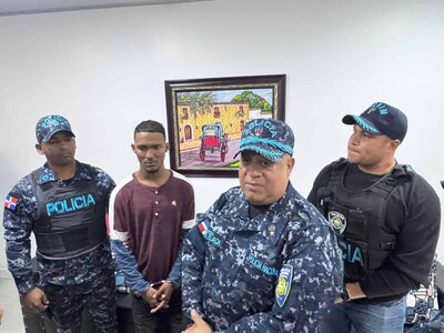 Se entrega uno de los embestidos por conductor tras asalto en Santiago