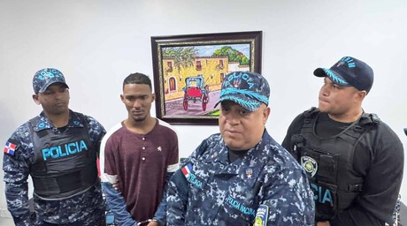 Se entrega uno de los asaltantes embestidos por conductor tras robo a una mujer en Santiago