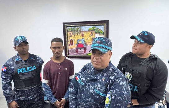 Se entrega uno de los asaltantes embestidos por conductor tras robo a una mujer en Santiago