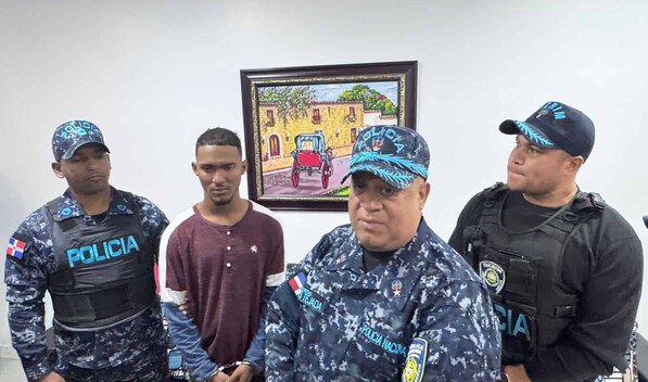 Se entrega uno de los asaltantes embestidos por conductor tras robo a una mujer en Santiago