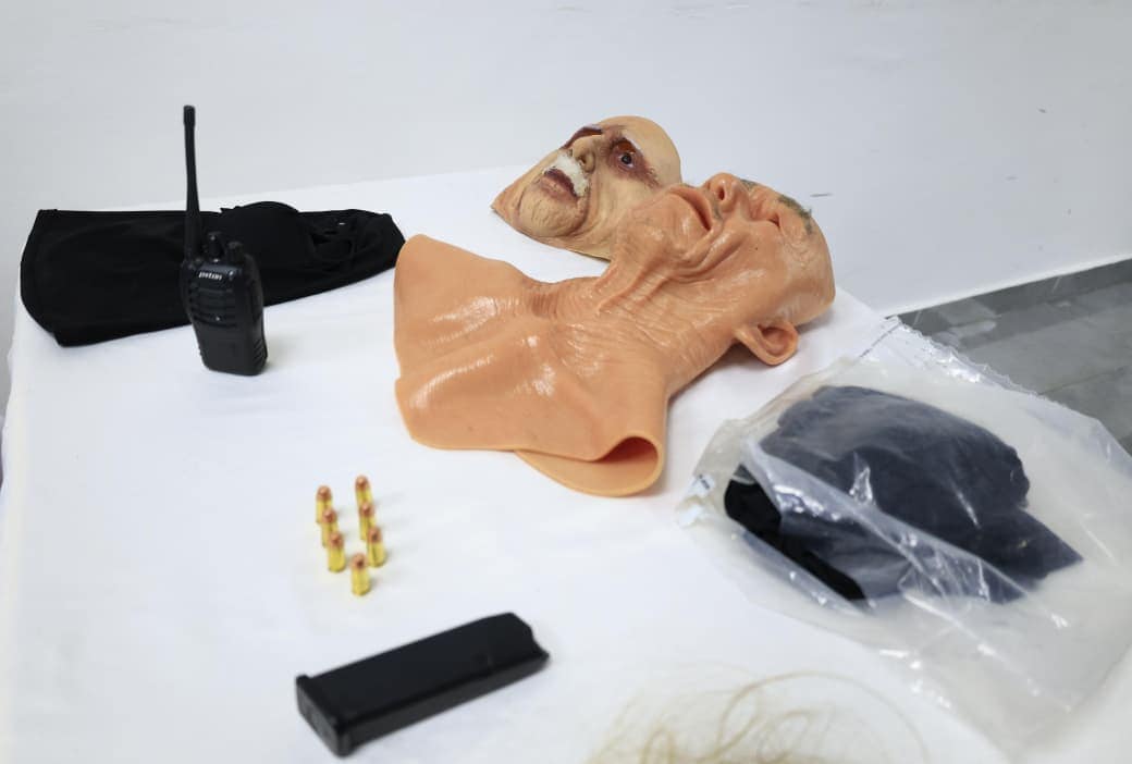 Máscaras con características de persona envejeciente y otras herramientas recolectadas.