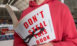 Unos 10,000 escritores firman un libro en blanco para protestar contra el robo de la IA