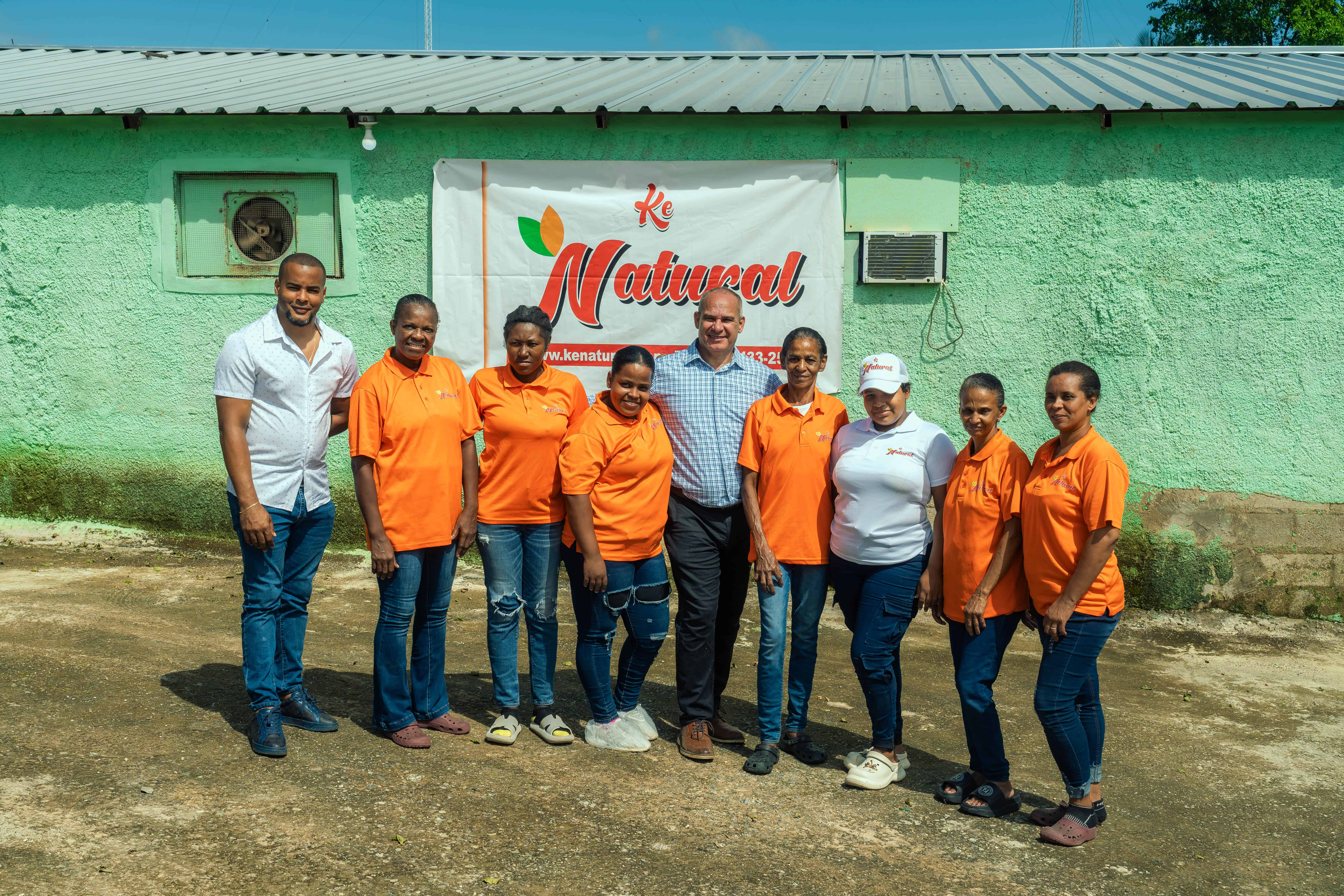 Colaboradores de Ke Natural junto a Jorge Inoa