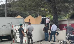 Conductor pierde el control y se estrella contra caba&ntilde;a en Hato Mayor