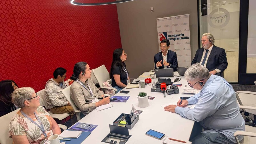 Más de 73, 000 inmigrantes detenidos en EE. UU.; la mayoría enfrenta la deportación sin abogado