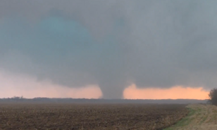 Tornados causan severos da&ntilde;os en Illinois e Indiana mientras contin&uacute;an las labores de recuperaci&oacute;n