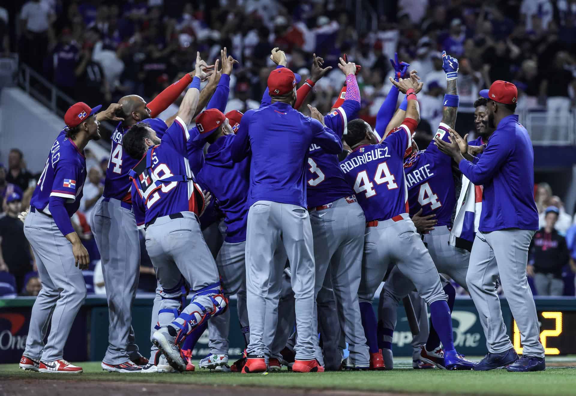 La selección de República Dominicana celebra su carrera durante el partido del Clásico Mundial de Béisbol 2026 entre Venezuela y República Dominicana en el estadio de béisbol LoanDepot Park en Miami, Florida, EE.UU., el 11 de marzo de 2026.