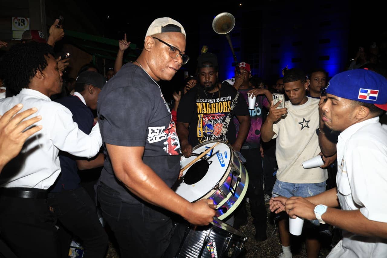 Con ritmo celebran estos fan&aacute;ticos el triunfo dominicano ante Venezuela.&nbsp;