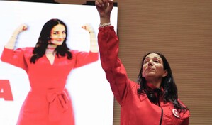 Abogada colombiana inscribe su candidatura presidencial disfrazada de La casa de papel
