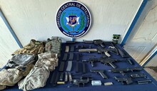 Ocupan en vivienda de Santiago varias r&eacute;plicas de fusiles, pistolas y pertrechos