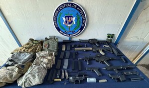 Ocupan en vivienda de Santiago varias r&eacute;plicas de fusiles, pistolas y pertrechos