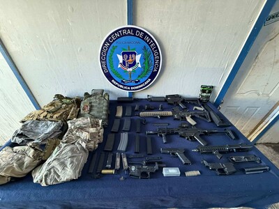 allanamiento en Santiago revela réplicas de armas y pertrechos