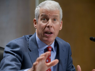 Secretario de Energía de EEUU dice la gasolina podría bajar en 2027