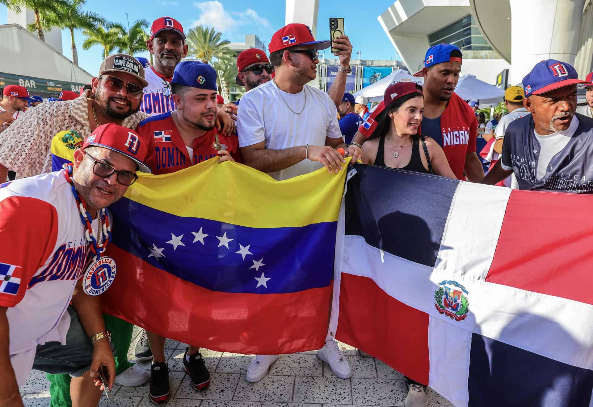 Fan&aacute;ticos venezolanos y dominicanos antes del partido.