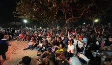 Multitud improvisa un mini estadio en el Malec&oacute;n SD para ver el juego RD-Venezuela