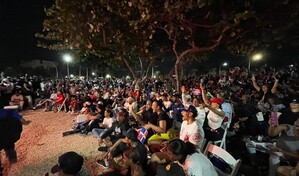 Multitud improvisa un mini estadio en el Malec&oacute;n SD para ver el juego RD-Venezuela