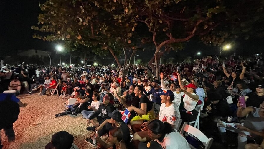 Multitud improvisa un mini estadio en el Malec&oacute;n SD para ver el juego RD-Venezuela