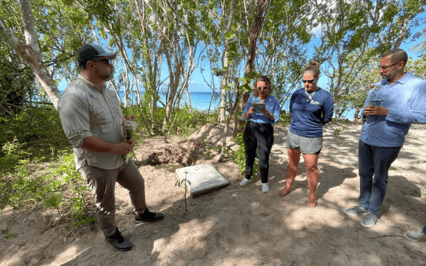 Rita Sellares, directora de Fundemar, lee un emotivo mensaje para recordar a Juana y Pepe. A su derecha el ministro de Medio Ambiente, Pa&iacute;no Henr&iacute;quez y a su izquierda Rachel Plekaniec y Juan Pichardo.&nbsp;