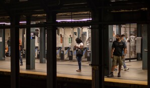 Pasajero rescata a veterano de 83 a&ntilde;os tras ser empujados a las v&iacute;as del metro de Nueva York