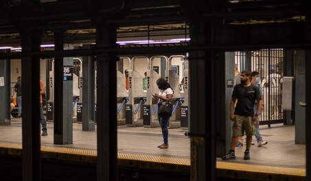 Asalto a punta de cuchillo en estaci&oacute;n del metro de Nueva York genera preocupaci&oacute;n por seguridad