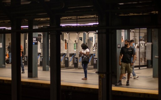 Un disparo accidental de un polic&iacute;a en el Metro de Nueva York hiere a un agente y una pasajera