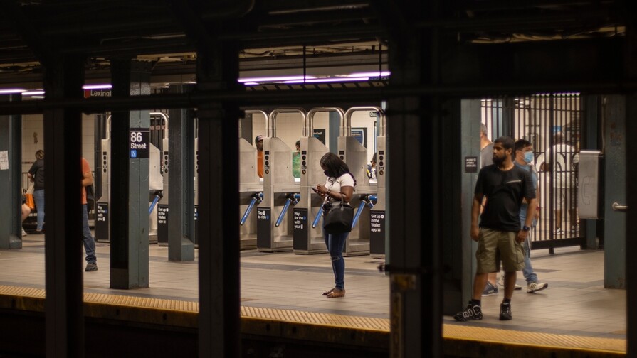 Pasajero rescata a veterano de 83 a&ntilde;os tras ser empujados a las v&iacute;as del metro de Nueva York