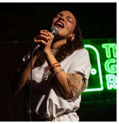 "Trinitarias", la canci&oacute;n con la que Mabel VP transforma el duelo en m&uacute;sica