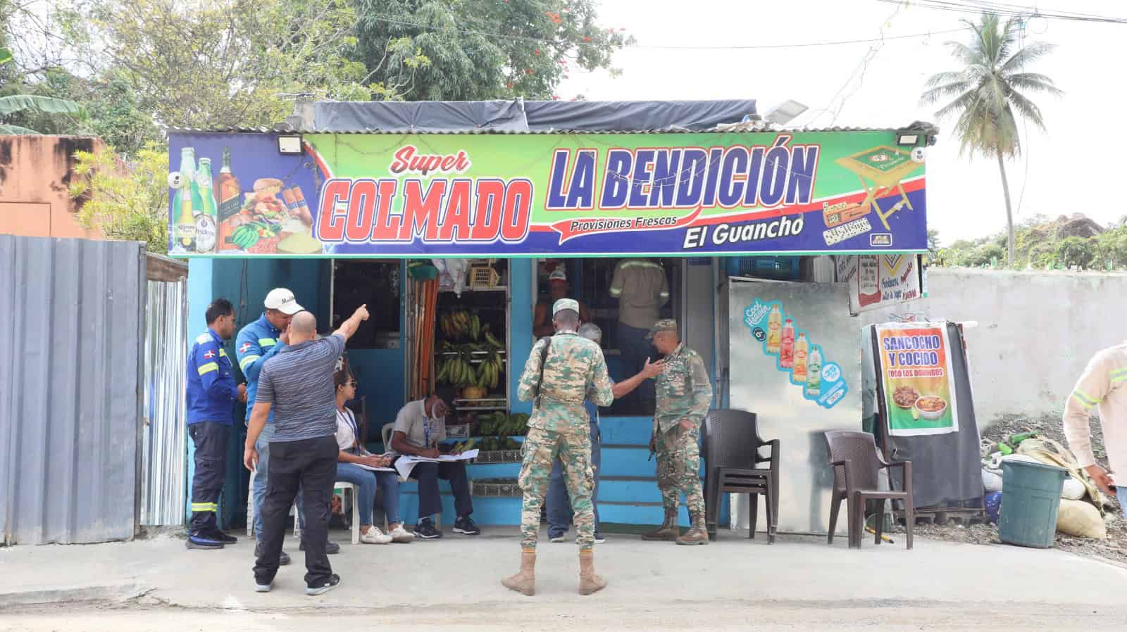 Equipo t&eacute;cnico de la empresa Edeeste.
