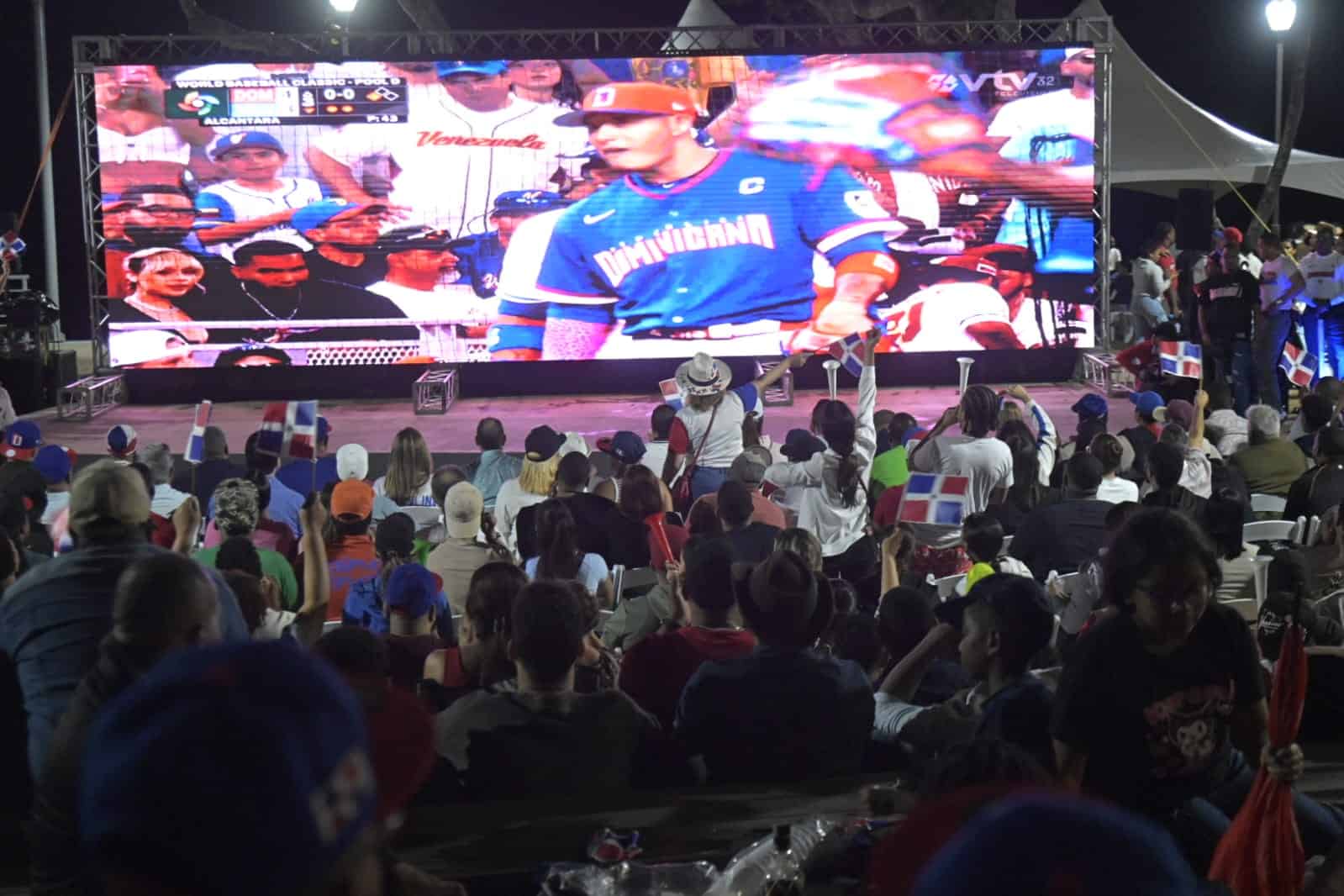 Cientos de fanáticos en la Plaza Santo Domingo del Malecón.