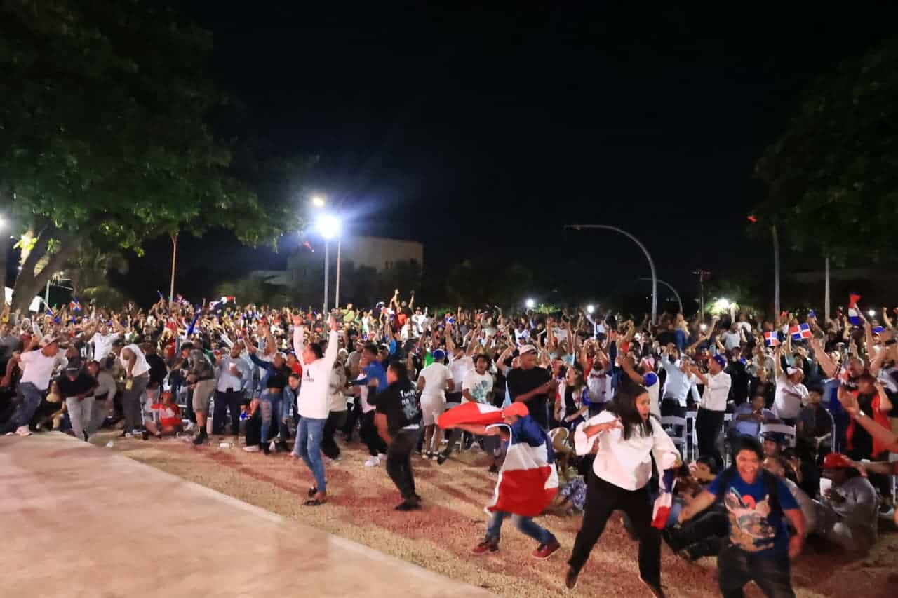 Cientos de fanáticos en la Plaza Santo Domingo del Malecón.