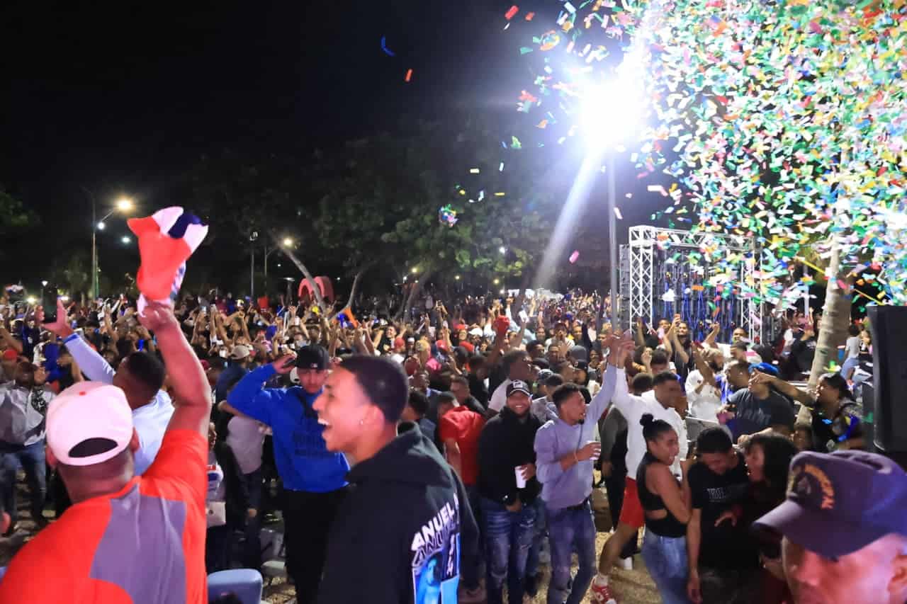 Cientos de fanáticos en la Plaza Santo Domingo del Malecón.