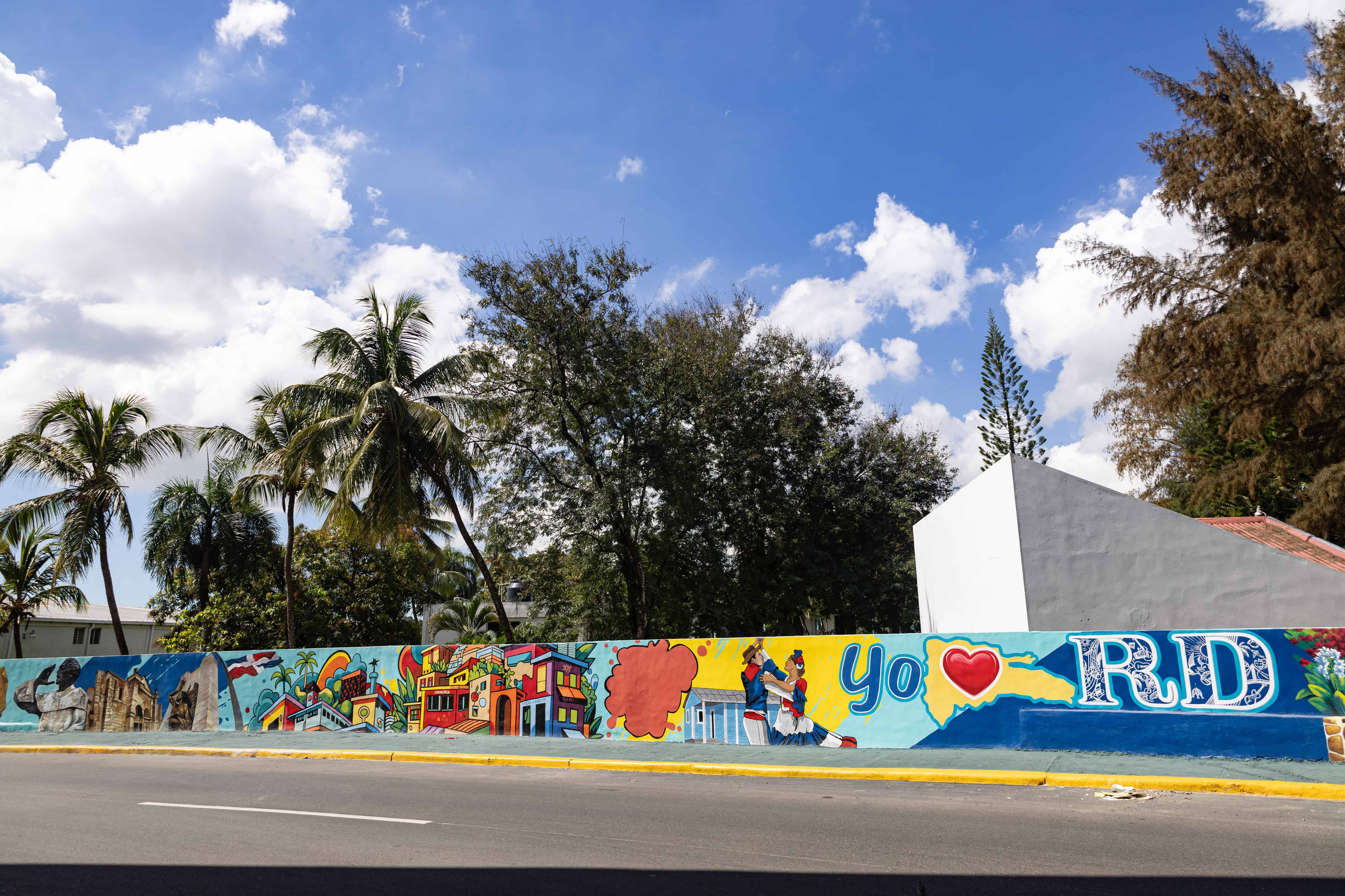 Artistas han creado murales que embellecen el trayecto de la l&iacute;nea 2-C del metro.