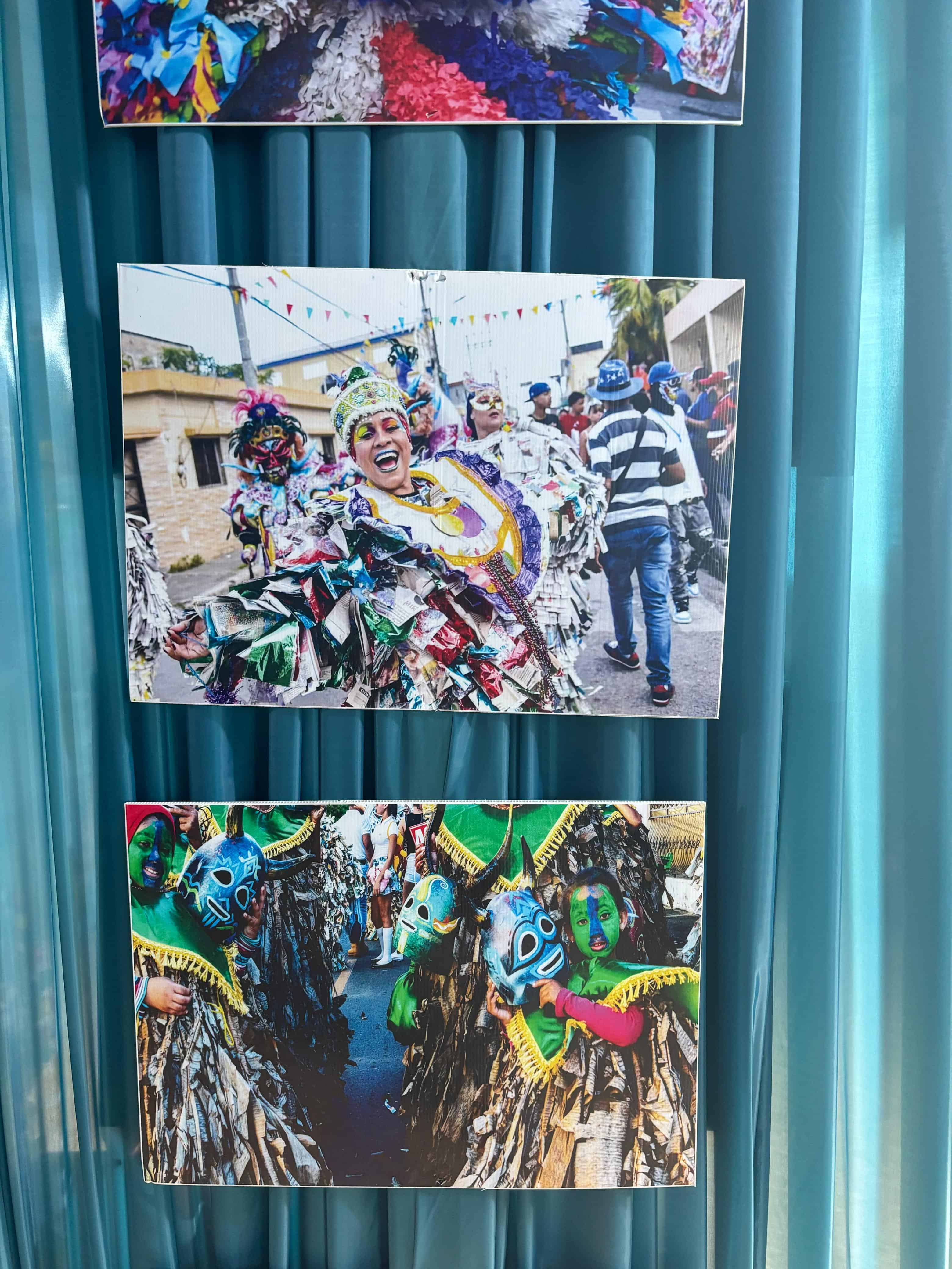 Fotograf&iacute;as del carnaval de Cotu&iacute; del fot&oacute;grafo Kevin Rivas expuestas en el casino Juan S&aacute;nchez Ram&iacute;rez.