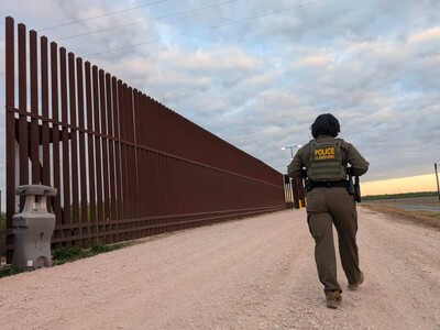 Trump solicita reanudar construcción del muro fronterizo Texas