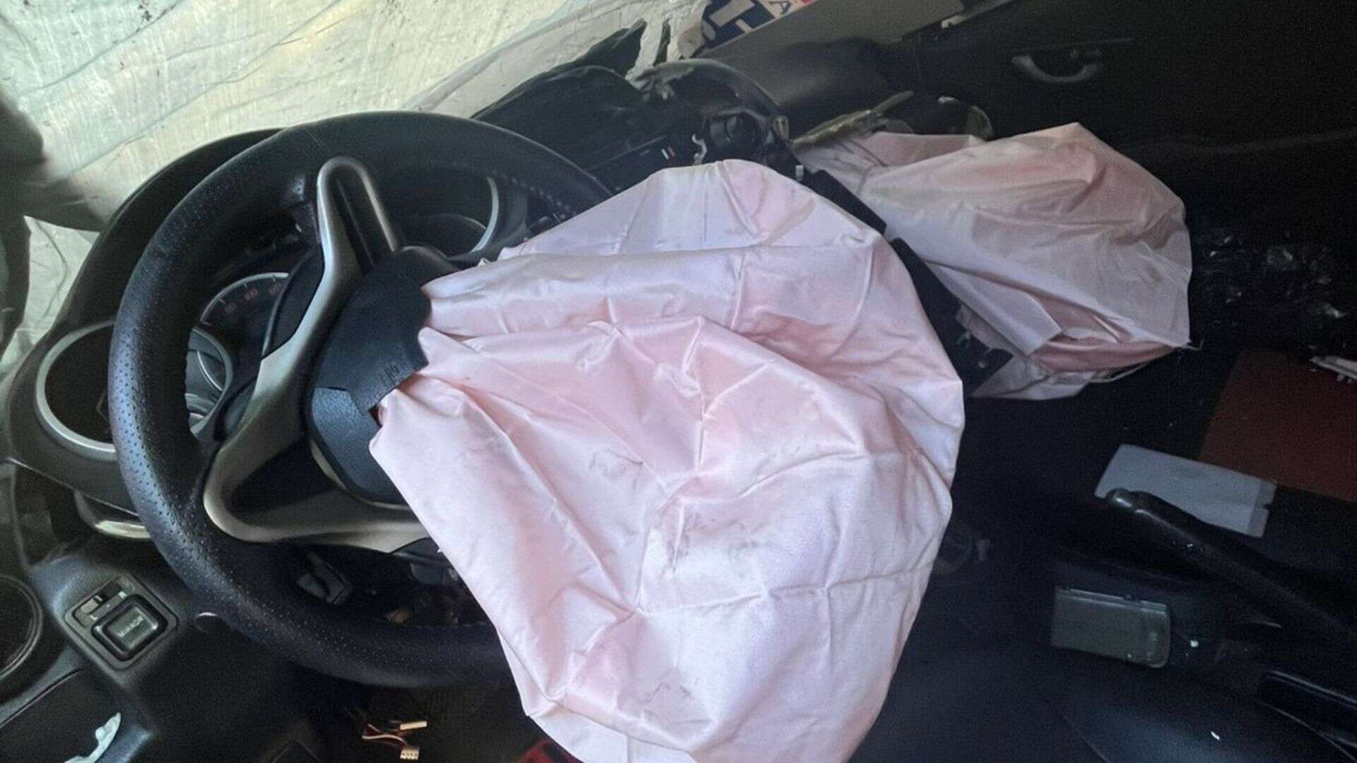 El impacto provoc&oacute; da&ntilde;os en la carrocer&iacute;a y activ&oacute; las bolsas de aire del veh&iacute;culo.